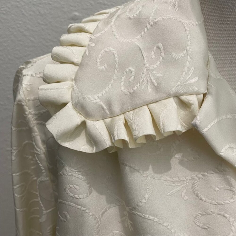 Vintage Ariel Late 80's Ivory Robe/House Coat with Scroll Pattern - Picture 6 of 9